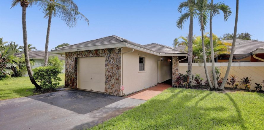 House in Coral Springs, Florida 3 bedrooms, 159.7 sq.m. № 1893217