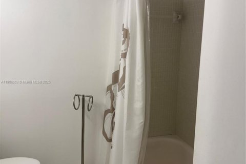 Copropriété à vendre à Hollywood, Floride: 2 chambres, 87.05 m2 № 2013408 - photo 18