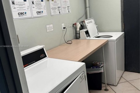 Copropriété à vendre à Hollywood, Floride: 2 chambres, 87.05 m2 № 2013408 - photo 25