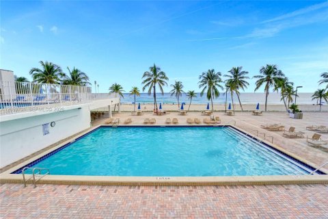 Copropriété à vendre à Hollywood, Floride: 2 chambres, 97.55 m2 № 2246420 - photo 29