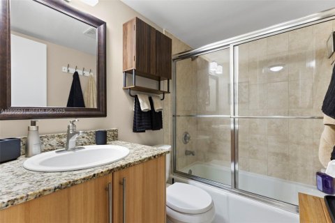 Condo in Fort Lauderdale, Florida, 2 bedrooms  № 1993716 - photo 22