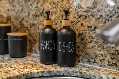 Condo in Fort Lauderdale, Florida, 2 bedrooms  № 1993716 - photo 13