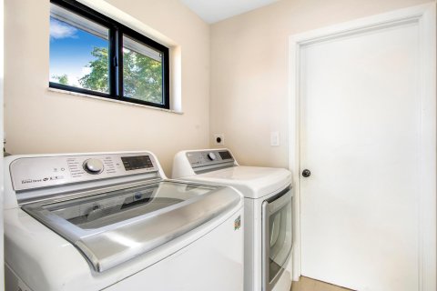 House in Coral Springs, Florida 3 bedrooms, 184.88 sq.m. № 1224684 - photo 1