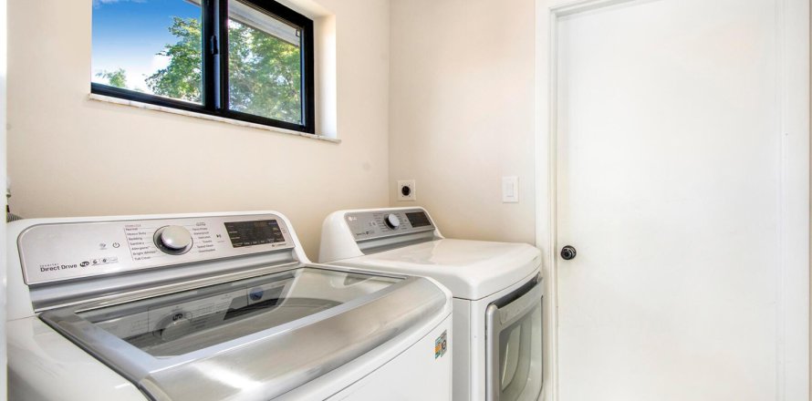 House in Coral Springs, Florida 3 bedrooms, 184.88 sq.m. № 1224684