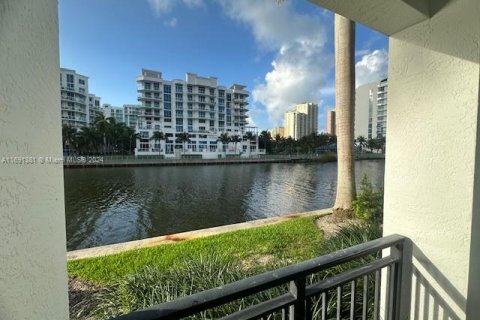 Condominio en alquiler en Aventura, Florida, 2 dormitorios, 95.13 m2 № 2059864 - foto 3