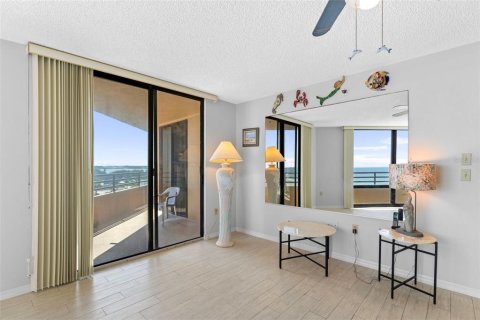 Condo in Daytona Beach, Florida, 2 bedrooms  № 2135930 - photo 29