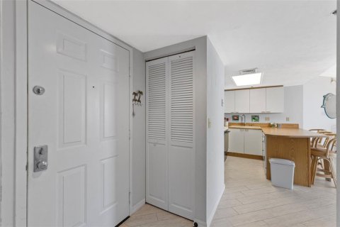 Condo in Daytona Beach, Florida, 2 bedrooms  № 2135930 - photo 8