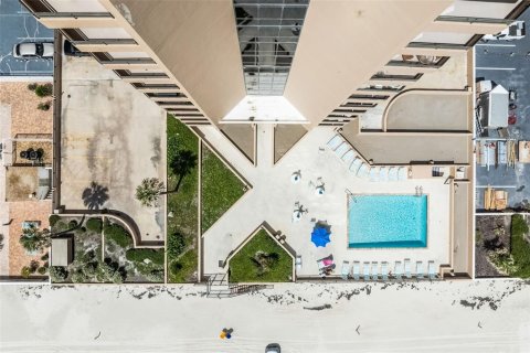 Condo in Daytona Beach, Florida, 2 bedrooms  № 2135930 - photo 11