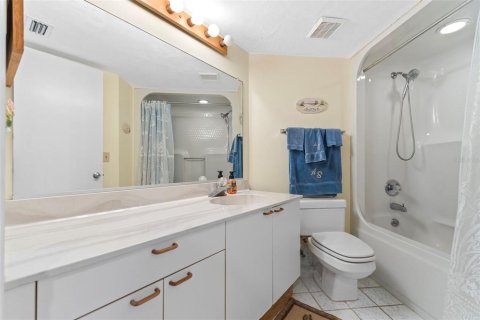 Condo in Daytona Beach, Florida, 2 bedrooms  № 2135930 - photo 16