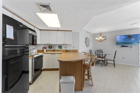 Condo in Daytona Beach, Florida, 2 bedrooms  № 2135930 - photo 23