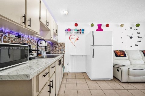 Casa en venta en Hialeah, Florida, 7 dormitorios, 237.37 m2 № 1983072 - foto 10
