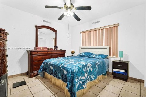 Casa en venta en Hialeah, Florida, 7 dormitorios, 237.37 m2 № 1983072 - foto 15