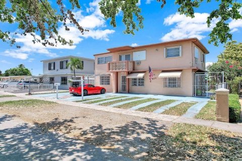 Casa en venta en Hialeah, Florida, 7 dormitorios, 237.37 m2 № 1983072 - foto 1