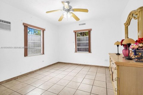 Casa en venta en Hialeah, Florida, 7 dormitorios, 237.37 m2 № 1983072 - foto 12