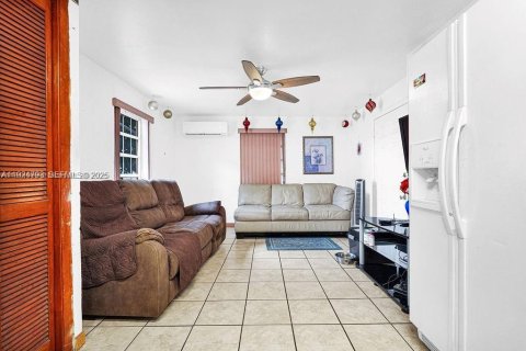 Casa en venta en Hialeah, Florida, 7 dormitorios, 237.37 m2 № 1983072 - foto 22