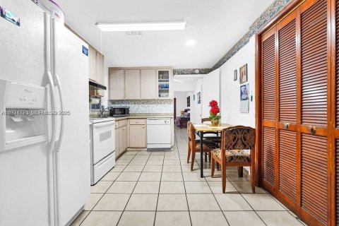 Casa en venta en Hialeah, Florida, 7 dormitorios, 237.37 m2 № 1983072 - foto 21