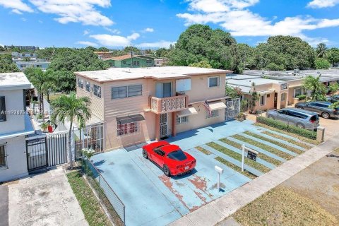 Casa en venta en Hialeah, Florida, 7 dormitorios, 237.37 m2 № 1983072 - foto 2