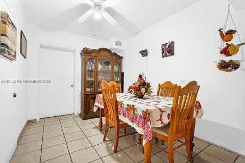Casa en venta en Hialeah, Florida, 7 dormitorios, 237.37 m2 № 1983072 - foto 19