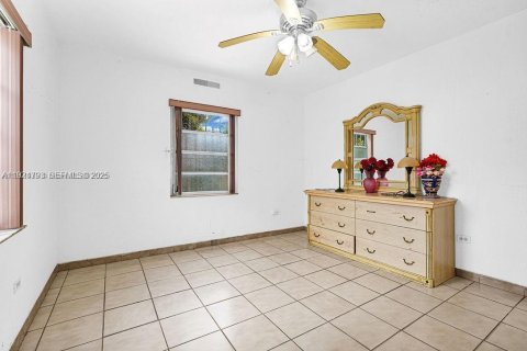 Casa en venta en Hialeah, Florida, 7 dormitorios, 237.37 m2 № 1983072 - foto 13