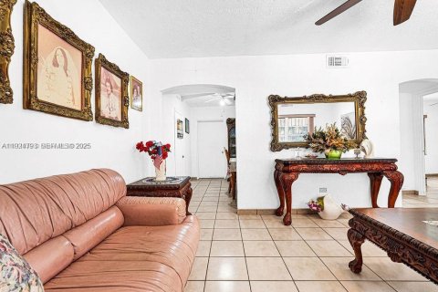 Casa en venta en Hialeah, Florida, 7 dormitorios, 237.37 m2 № 1983072 - foto 17