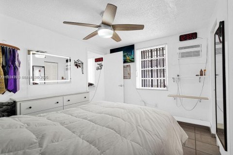 Casa en venta en Hialeah, Florida, 7 dormitorios, 237.37 m2 № 1983072 - foto 6