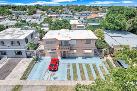 Casa en venta en Hialeah, Florida, 7 dormitorios, 237.37 m2 № 1983072 - foto 3