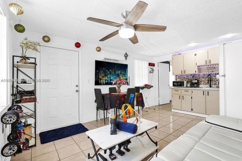 Casa en venta en Hialeah, Florida, 7 dormitorios, 237.37 m2 № 1983072 - foto 9