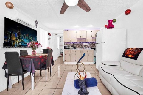 Casa en venta en Hialeah, Florida, 7 dormitorios, 237.37 m2 № 1983072 - foto 8
