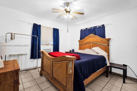 Casa en venta en Hialeah, Florida, 7 dormitorios, 237.37 m2 № 1983072 - foto 29