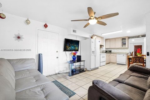 Casa en venta en Hialeah, Florida, 7 dormitorios, 237.37 m2 № 1983072 - foto 23