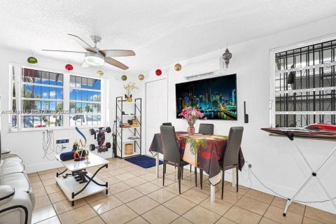 Casa en venta en Hialeah, Florida, 7 dormitorios, 237.37 m2 № 1983072 - foto 11