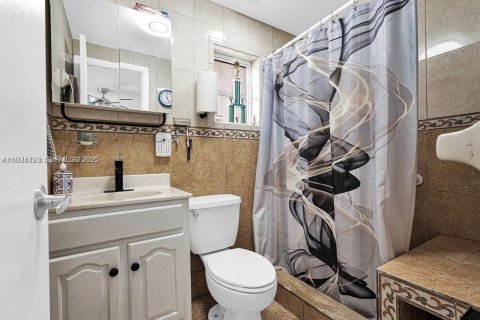 Casa en venta en Hialeah, Florida, 7 dormitorios, 237.37 m2 № 1983072 - foto 7
