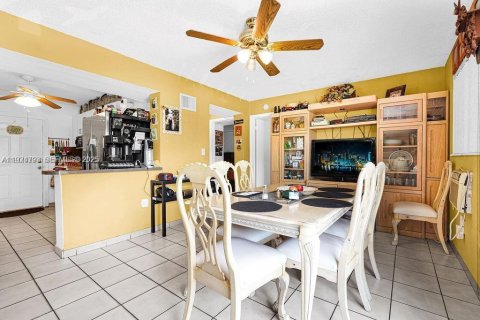 Casa en venta en Hialeah, Florida, 7 dormitorios, 237.37 m2 № 1983072 - foto 28