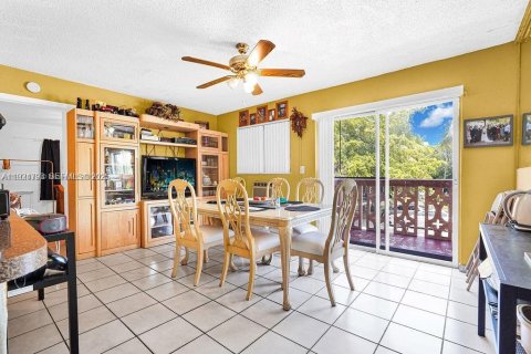 Casa en venta en Hialeah, Florida, 7 dormitorios, 237.37 m2 № 1983072 - foto 27