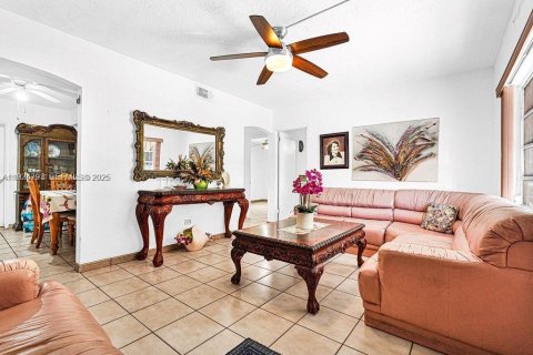 Casa en venta en Hialeah, Florida, 7 dormitorios, 237.37 m2 № 1983072 - foto 16