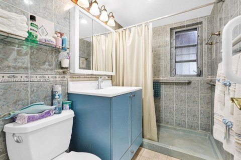 Casa en venta en Hialeah, Florida, 7 dormitorios, 237.37 m2 № 1983072 - foto 14