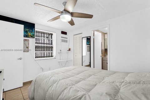 Casa en venta en Hialeah, Florida, 7 dormitorios, 237.37 m2 № 1983072 - foto 5