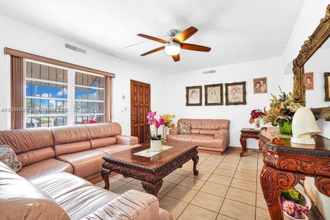 Casa en venta en Hialeah, Florida, 7 dormitorios, 237.37 m2 № 1983072 - foto 18