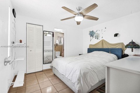 Casa en venta en Hialeah, Florida, 7 dormitorios, 237.37 m2 № 1983072 - foto 4