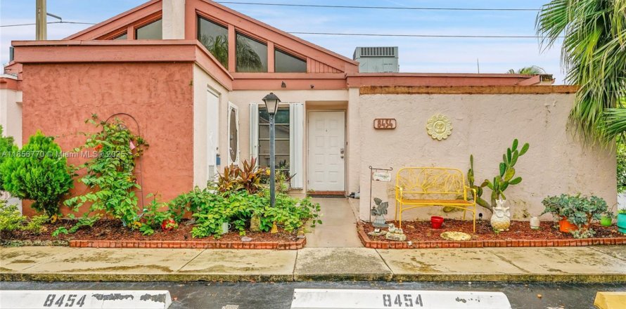 Townhouse in Sunrise, Florida 2 bedrooms, 104.33 sq.m. № 1878933