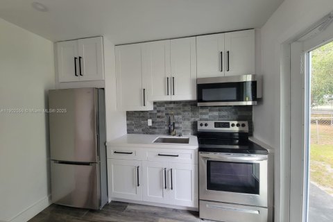 House in Miami Gardens, Florida 3 bedrooms, 75.81 sq.m. № 1952981 - photo 4