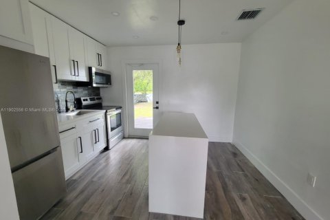 House in Miami Gardens, Florida 3 bedrooms, 75.81 sq.m. № 1952981 - photo 3