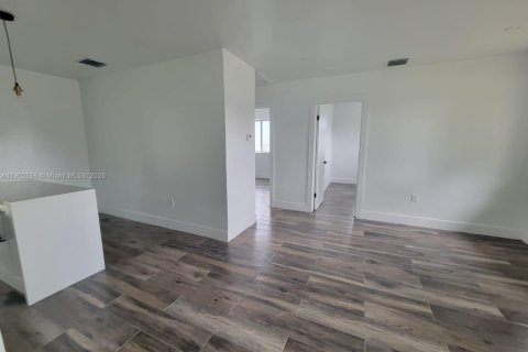 House in Miami Gardens, Florida 3 bedrooms, 75.81 sq.m. № 1952981 - photo 10