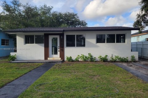 House in Miami Gardens, Florida 3 bedrooms, 75.81 sq.m. № 1952981 - photo 1