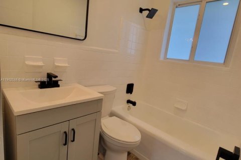 House in Miami Gardens, Florida 3 bedrooms, 75.81 sq.m. № 1952981 - photo 8