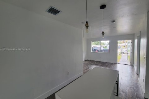 House in Miami Gardens, Florida 3 bedrooms, 75.81 sq.m. № 1952981 - photo 5