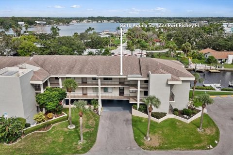 Condo in Port Richey, Florida, 2 bedrooms  № 1590187 - photo 1