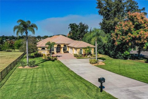 House in Lakeland, Florida 3 bedrooms, 327.95 sq.m. № 2197346