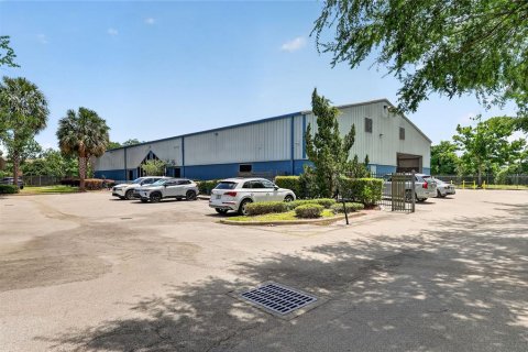 Commercial property in Apopka, Florida № 2371903