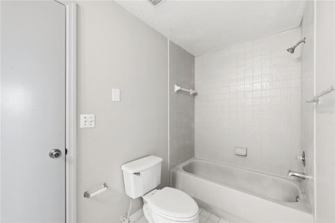 Condominio en alquiler en Orlando, Florida, 2 dormitorios, 99.68 m2 № 2198473 - foto 22